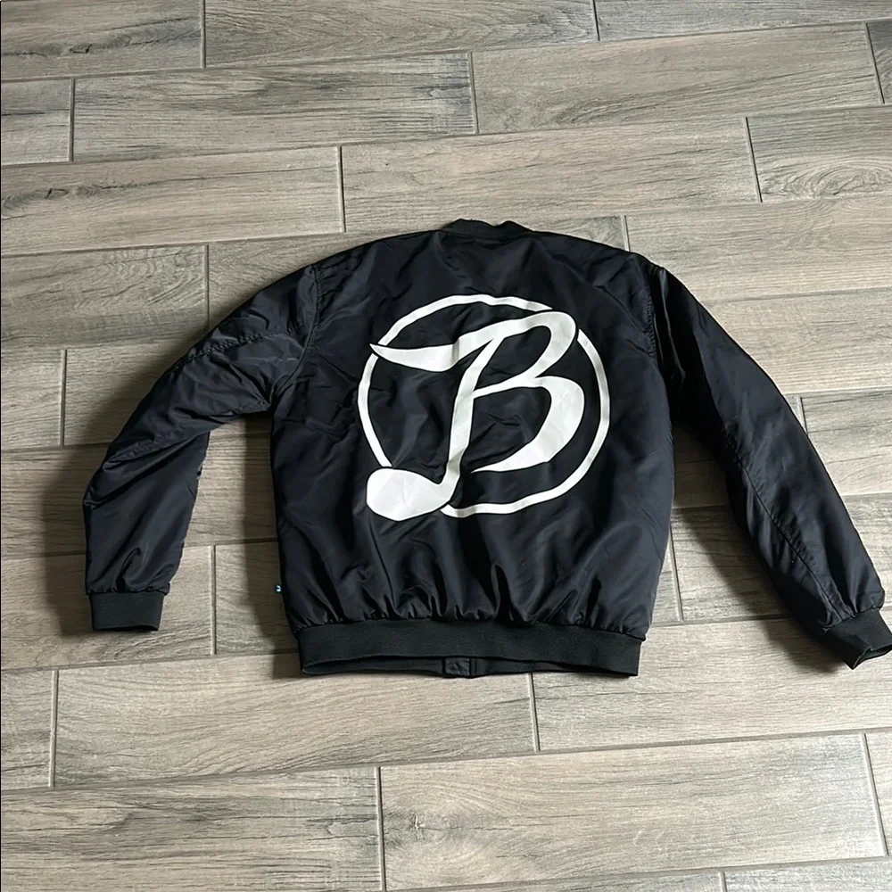 Black Puffer Jacket with Ribbed Cuffs and Water-Resistant Finish - Picture 5 of 7